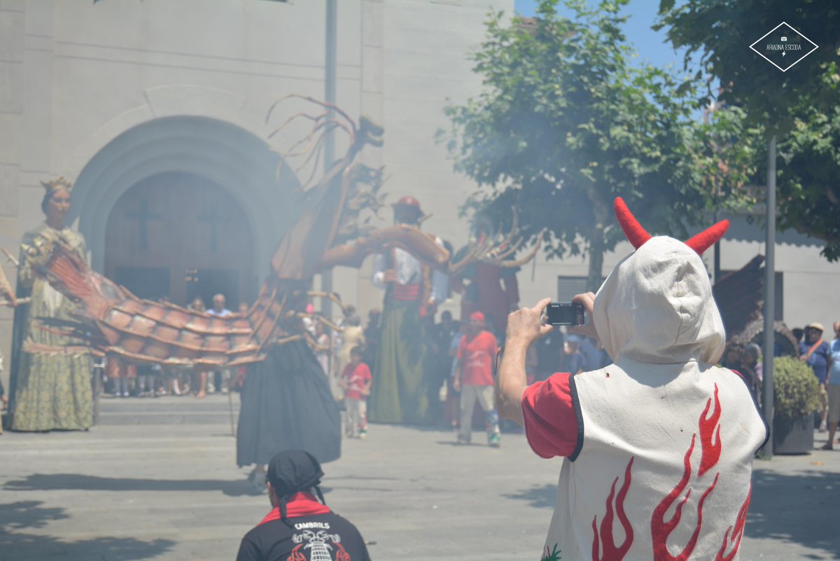 .<a href="/ElsCagarrieres/">Diables Cagarrieres</a> de #Cambrils no es van perdre la festa de #SantPere. El port, el seu escenari:flic.kr/s/aHskfguuKJ