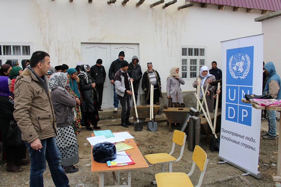 khursheda2123's tweet photo. Assisting the locals in a rural village in Shurabad District #Tajikistan. See more: https://t.co/UkuSfO6bjE #DRR http://t.co/NqJ0HlQKau