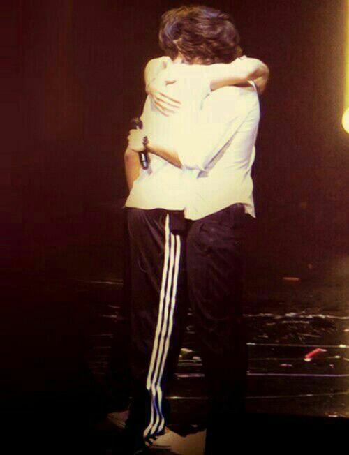 Ohlarrysmut's tweet photo. Larry Hugs 💕 http://t.co/lXKMIKjcR6
