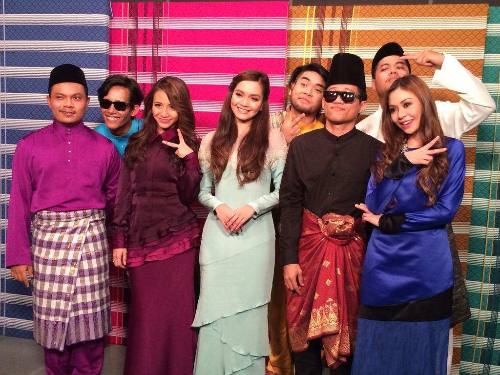 Beraya with SW4G! 

#SyawalSW4G by OhChentaku feat. De Fam coming to you this Syawal! Stay tuned 😎
