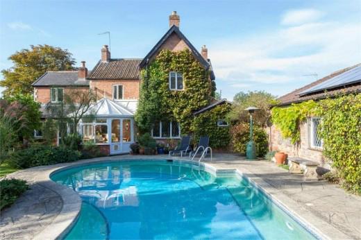 RodgersEstates's tweet image. Summer's arrived, why not relax and take a dip in your own private pool.#ForSale #countryside
tinyurl.com/qyrtptd