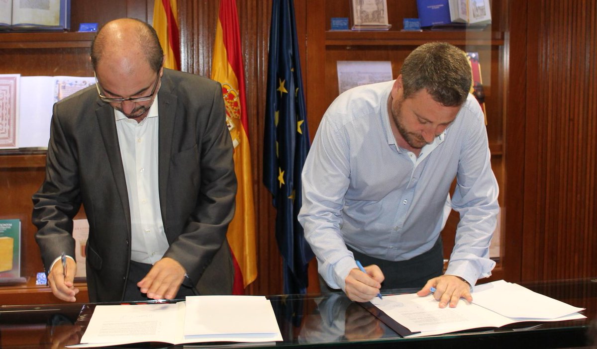 Aragonesista's tweet photo. @pepesoro @chunta firma con @JLambanM acuerdo investidura para el próximo presidente de Aragón
http://t.co/kpzs9bcnZy http://t.co/tFJ32dZQJG