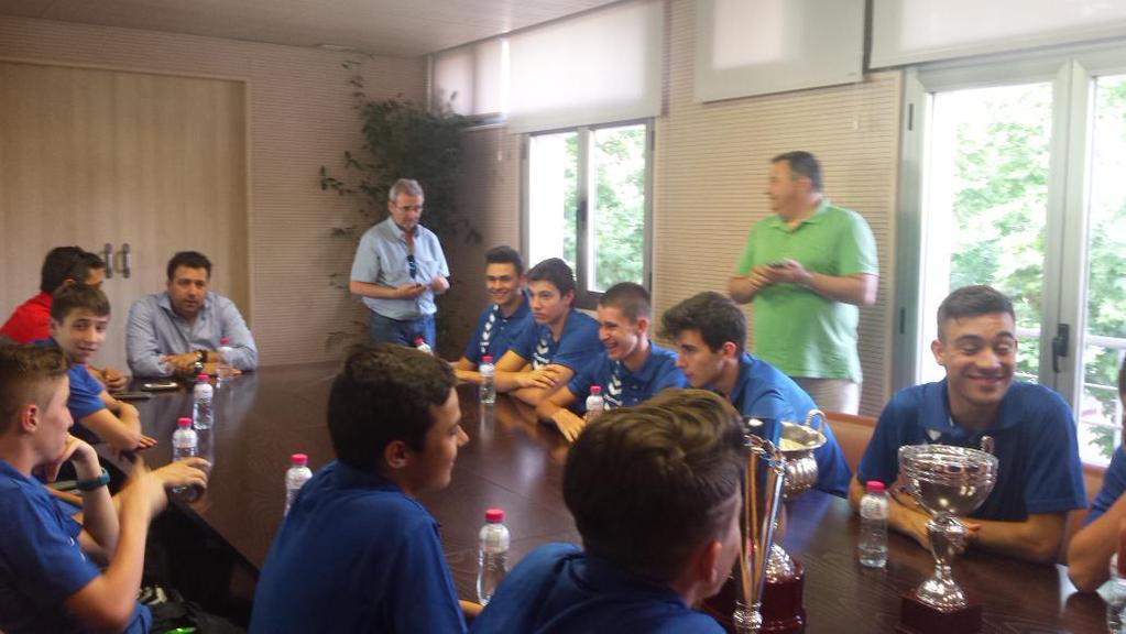 AytoRivas's tweet photo. ¿FC Barcelona? No, @rivasatlantis. Así es el equipo campeón de España de fútbol sala cadete: http://t.co/0Hc74iqbKj http://t.co/aRPASUptiY