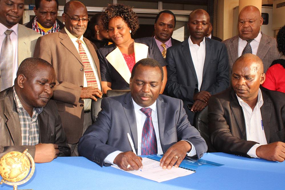 GovernorNdathi's tweet photo. I assented to the Kirinyaga County Appropriation Act 2015/16 FY at the County Hqs in Kutus Town. http://t.co/IKRgkXt2xI