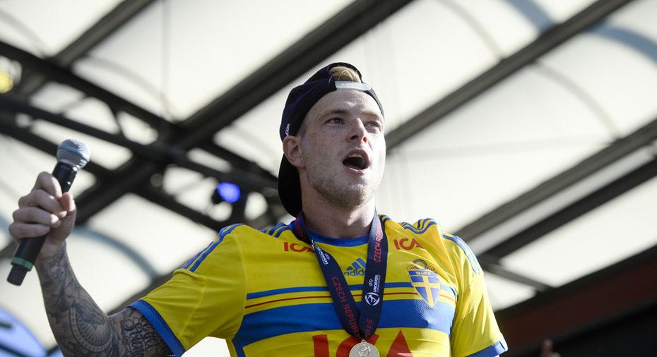 TV: Guidettis show i Kungsträdgården - här rappar han den svenska EM-låten "Det nya Sverige".

fotbollskanalen.se/u21-em/tv-guid…