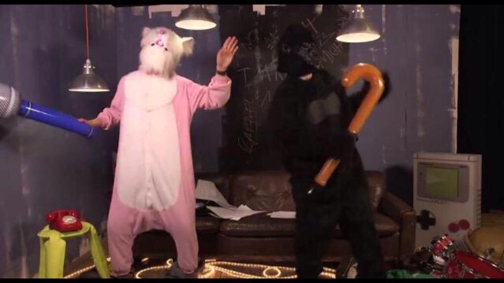 writeasongirwin's tweet image. One year since we all thought this was Harry and Niall😂 #1Yearsince5SOSUPINDISSTREAM #dancingrabbit
