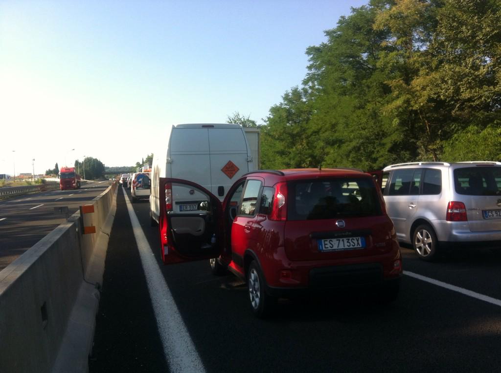 CarlaRuffino2's tweet photo. Da due ore e mezza fermi sulla #A1 per un tir rovesciato. Autostrade per l'Italia dove siete? http://t.co/QEuBPSbvyf