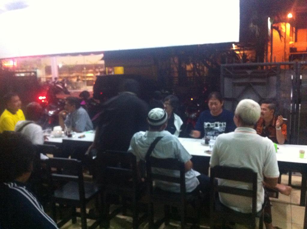 Dialog <a href="/maskikiek/">Hermawan Sulistyo</a> dg aktivis se Surabaya @usmanHAM_ID <a href="/hsym_asyari/">Hasyim Asy'ari</a> @andarnubowo_