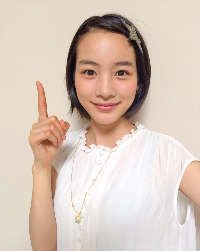 ゴリパパ ごん En Twitter 能年玲奈さん ブログ更新ありがとう 父の日のプレゼント 送れて良かったですね クラゲネックレス クラゲみたいな服 もじゃもじゃ眉毛 星の髪飾りと綺麗な髪 そしてなによりも微笑みが最高です 能年玲奈さん応援ツイート Http T Co