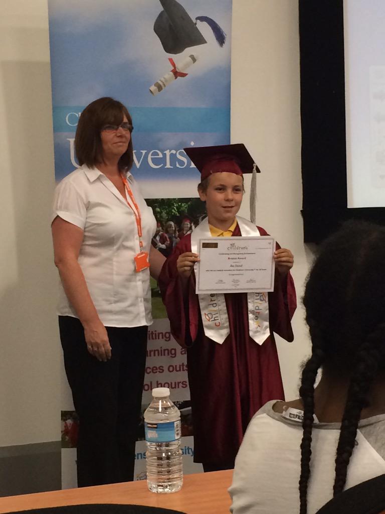 ReedmanSharon's tweet photo. @AllUpton @JayneyBarnes 🎓🎓🎓 http://t.co/deu4b3JY7c