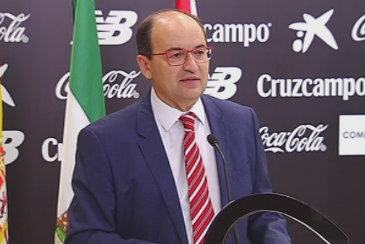 DeportesCuatro's tweet photo. ¡OJO! MENSAJE del PRESIDENTE del SEVILLA AL MILAN. Escuchamos sus PALABRAS en #DeportesCuatro. ¡Atentos! http://t.co/XJOewTOODs