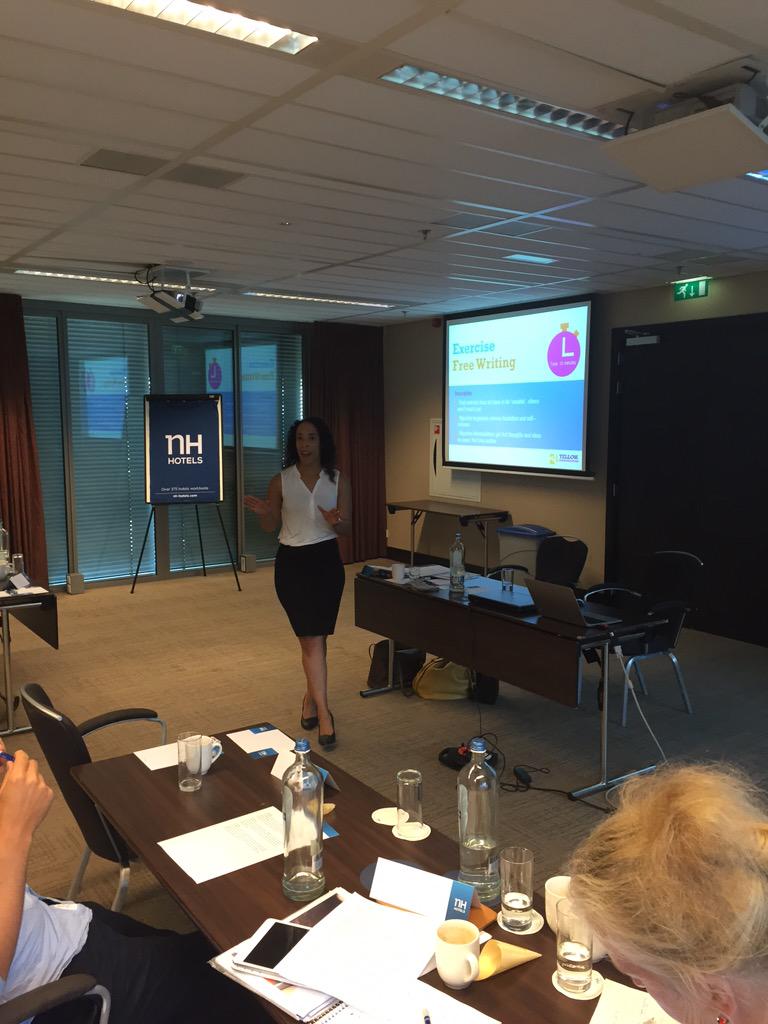 Marjolein_Bos's tweet photo. Kijk mijn collega @majoycz eens shinen tijdens de #bloggersworkshop bij @nfiaholland http://t.co/CJbOZen4ti