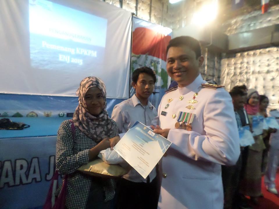 Tri Nurani keluar sebagai juara 1 Kompetisi Pemikiran Kritis Pemuda Maritim (KPKPM)
