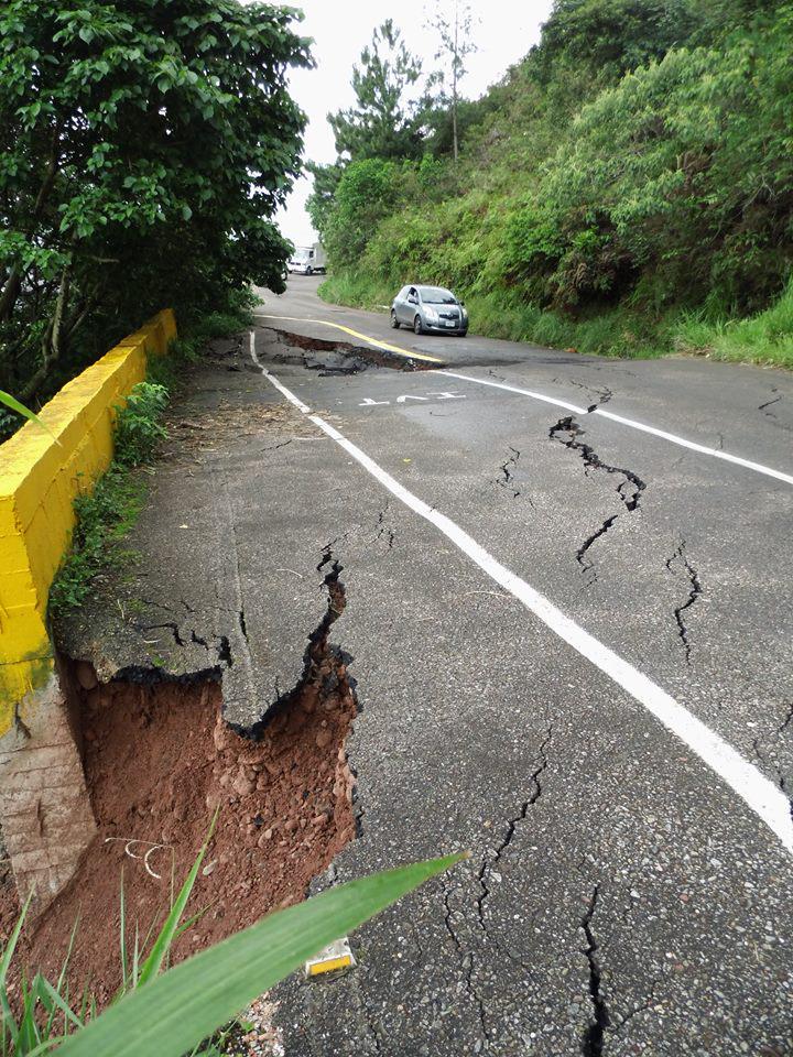 BomSc1952's tweet photo. A punto de quedar incomunicada vía al Chorro del Indio http://t.co/SIgcBNCDY9