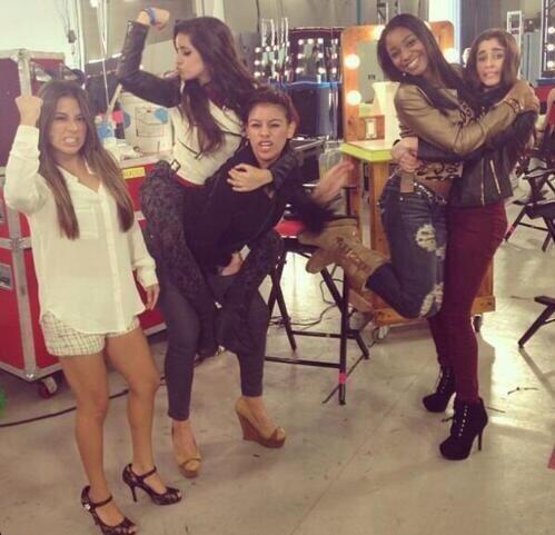 laurinahwz's tweet image. amo esse amor que elas tem uma pela outra 😍 #LoopOff5H