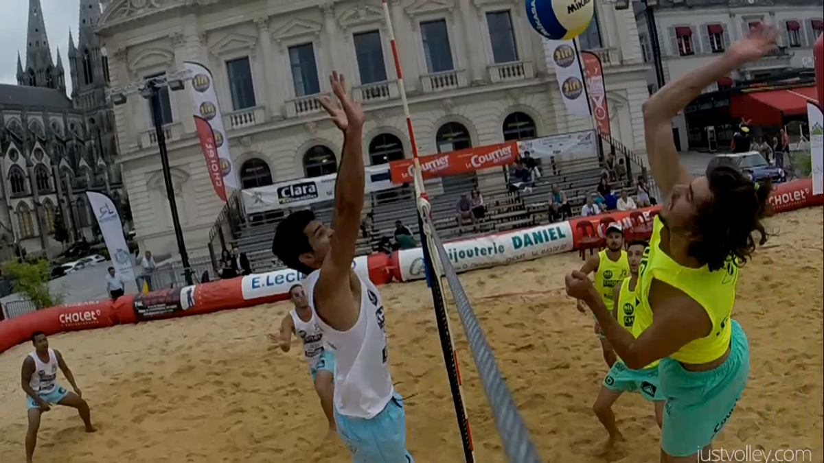 justVolleycom's tweet photo. La vidéo du Beach Leclerc @CholetVolley avec @romain_bonon @BaraisF @dwalgenwitz @maxbussiere 
http://t.co/DgJ5IabPX7 http://t.co/vYq0DAcRaL