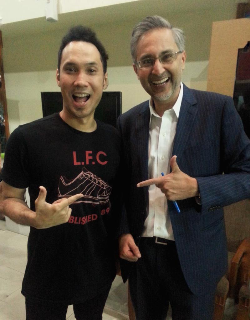 caesargunawan99's tweet photo. bersama Duta Besar Inggris untuk Indonesia, Bapak @MoazzamTMalik ..and yes, we are LIVERPOOL tra la la la..YNWA,Pak http://t.co/Iea6pdhiky