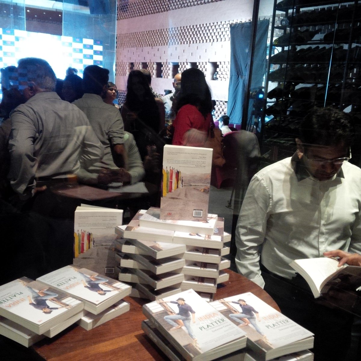 mobi2010's tweet photo. At #Ombook 's "India on my Platter" launch with @SanjeevKapoor  today hosted by @ajaymago for Mumbai's glitterati http://t.co/KEMAdg9EV9