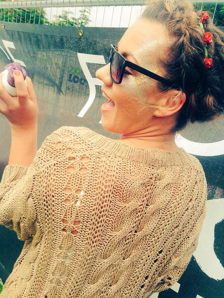 FAHJuk's tweet photo. #Glitter #rose #hair WE LOVED a pump of #extrabody @PaulMitchellUK @ELLISFAAS @GlamourMagUK @GlastoFest @ZooLoos2 http://t.co/mNymlVEhcW