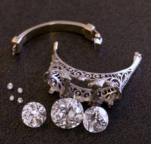 Let us help restore your jewellery to it's former glory.
#jeweller #repair #wedding #oldtonew #engaged #rings