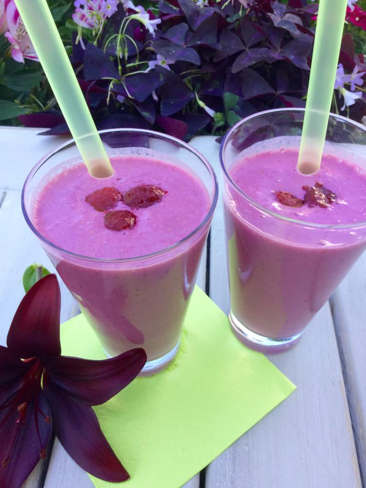 helloveganshop's tweet photo. Und auch heute haben wir eine Erfrischung für Euch bereit: Himbeer Milchshake! Rezept: http://t.co/eUVyVhvlBx http://t.co/eh8Vw4Z8qW
