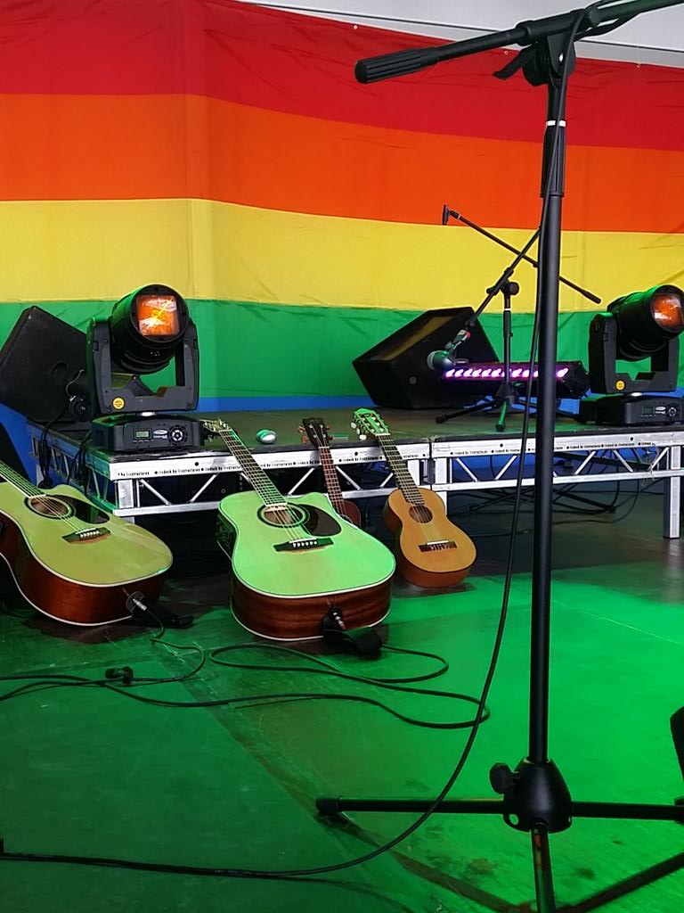 sundsvallpride's tweet photo. Täktet i gång, nu dags för Segla ut! Sen The Strutters! #sundsvall #sundsvallpride #pride #seglaut #thestrutters http://t.co/QYWWTzRqjD