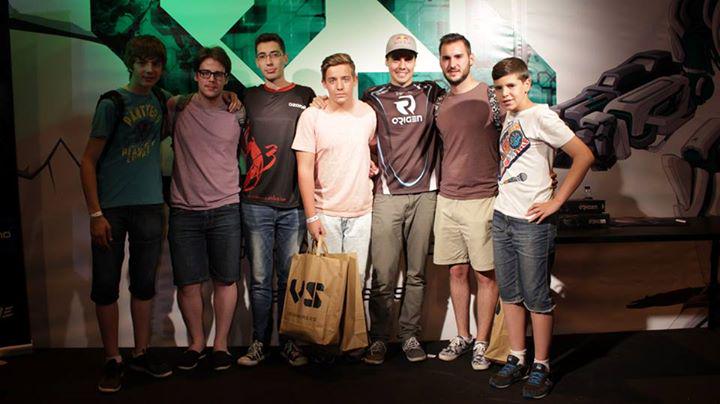 Protoptype's tweet image. venir de lejos para ver a @xPekeLoL  y que te digan que no hay tiempo para hacerte una foto..