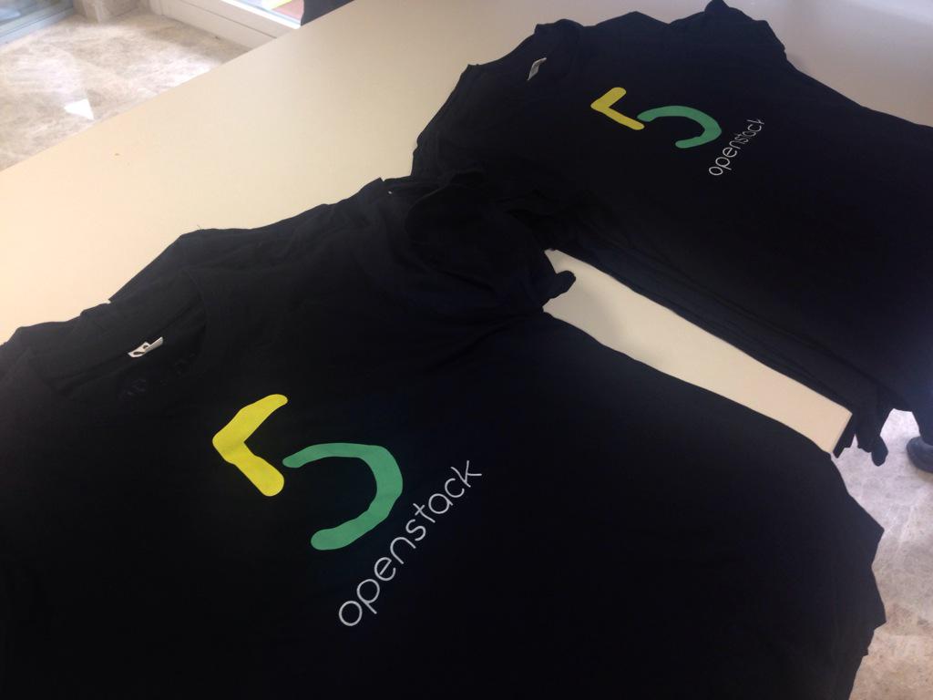 rafah3ndez's tweet image. Las camisetas ya están preparadas para los asistentes @openstacksvq #OpenStack5Bday