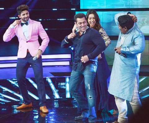 dishu_vijay's tweet image. Ourr super cute Negi♥ wit Bhaijaan! #SameColor #SameExpression #AwesomeShot #IndianIdolJunior2 @AshaNegi7
