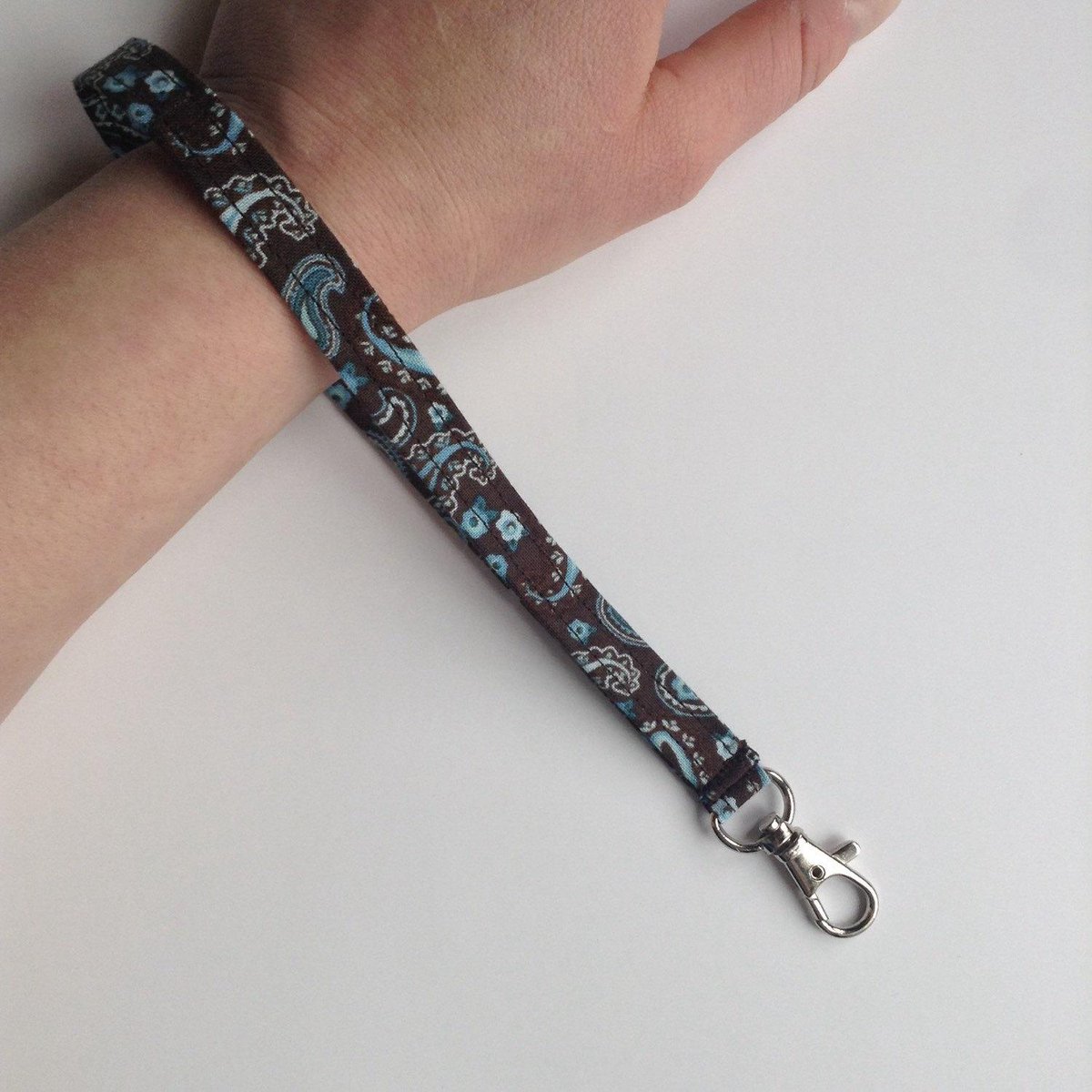 lilfoxdesigns's tweet image. Wrist Strap, add on accessory, blue and brown wristlet strap, brow… etsy.com/listing/225680… #Etsymntt #WristletStrap