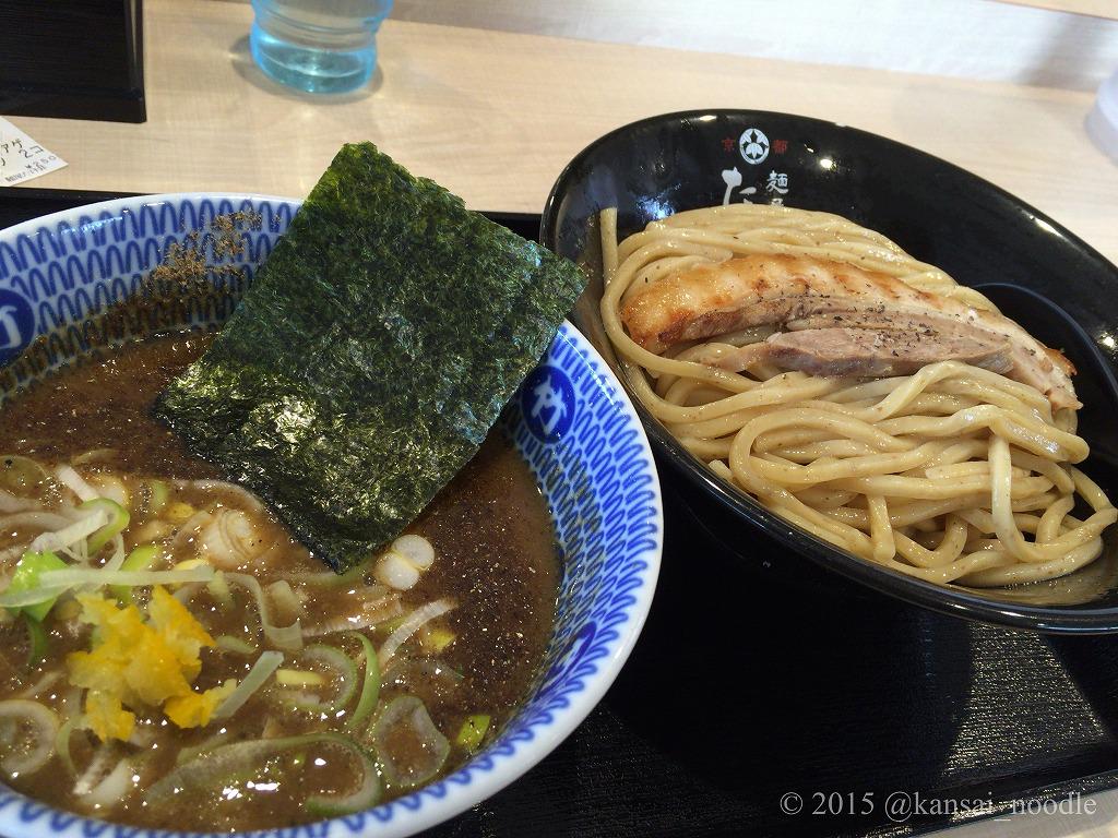 kansai_noodle's tweet photo. 【麺屋 たけ井 R1号店】(京都･八幡市)
千葉の名店『中華蕎麦 とみ田』直伝のつけ麺並(¥880)は極太麺に濃厚豚骨魚介のつけダレの王道中の王道スタイル。極太麺の食べ応えと豊かな風味、絶妙な塩梅のタレとの融合を求め絶えず人が訪れる。https://t.co/u6eQyO1lQi