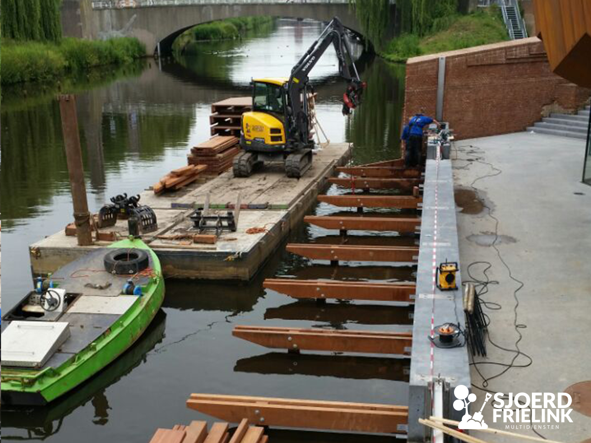 Grondwerkzaamheden vanaf het water voor bijzonder project met historische waarde in Den Bosch: goo.gl/A1k7eL