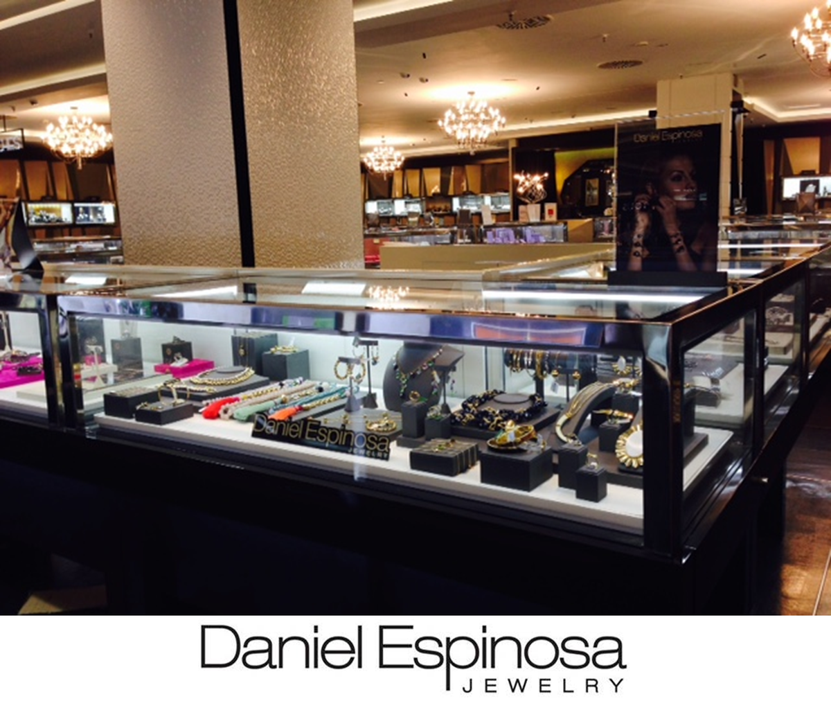Puedes encontrar nuestras últimas colecciones en <a href="/elcorteingles/">El Corte Inglés</a>. Conoce nuestro espacio en #Marbella. #DanielEspinosa