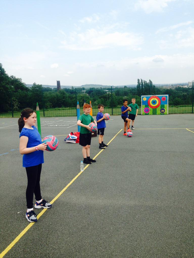 LindenRoad's tweet image. Learning new skills #bouncepass #netball #afterschoollearning