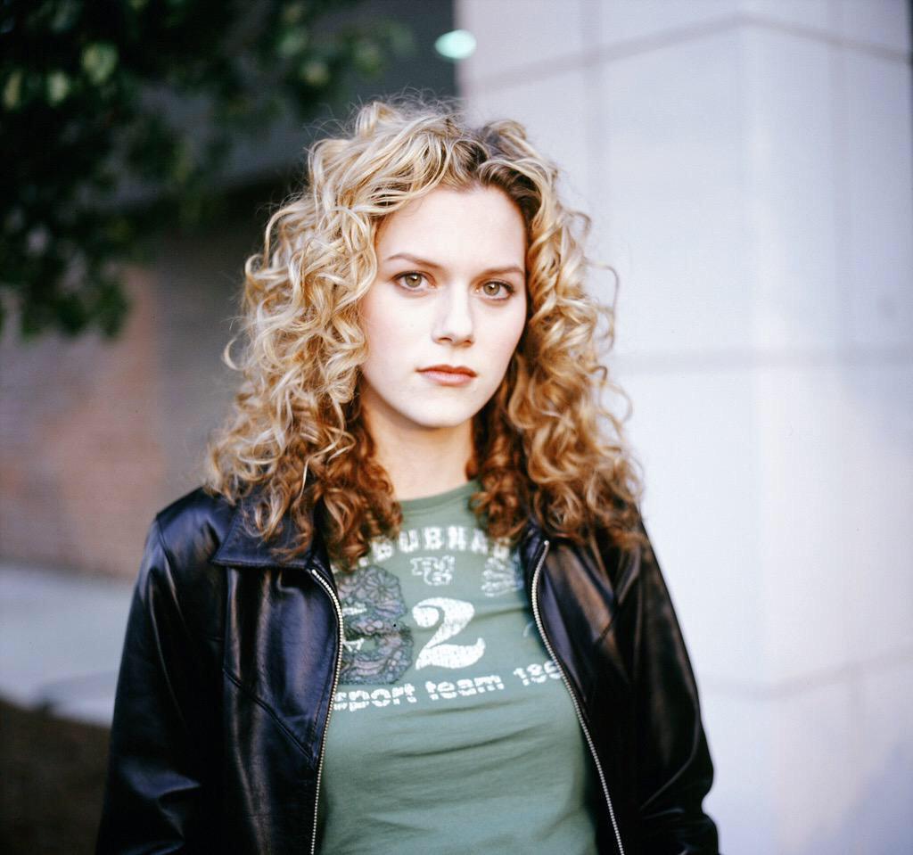 Happy bday to the amazing and talented hilarie burton Thank u for giving us so many wonderful Peyton sawyer moments  