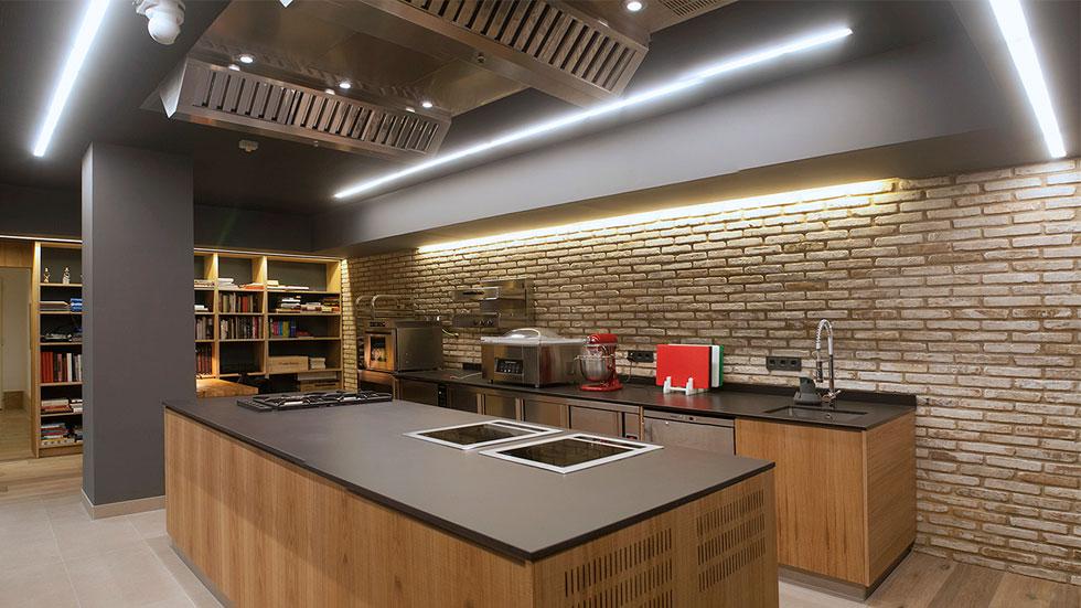 alpunto_tve's tweet photo. Nos colamos en el laboratorio de @CanRocaCeller @RicardCamarena y muchos más! Nuevo repor! --> http://t.co/wdY0d7Tl3D http://t.co/7Tjp1v4Xnk