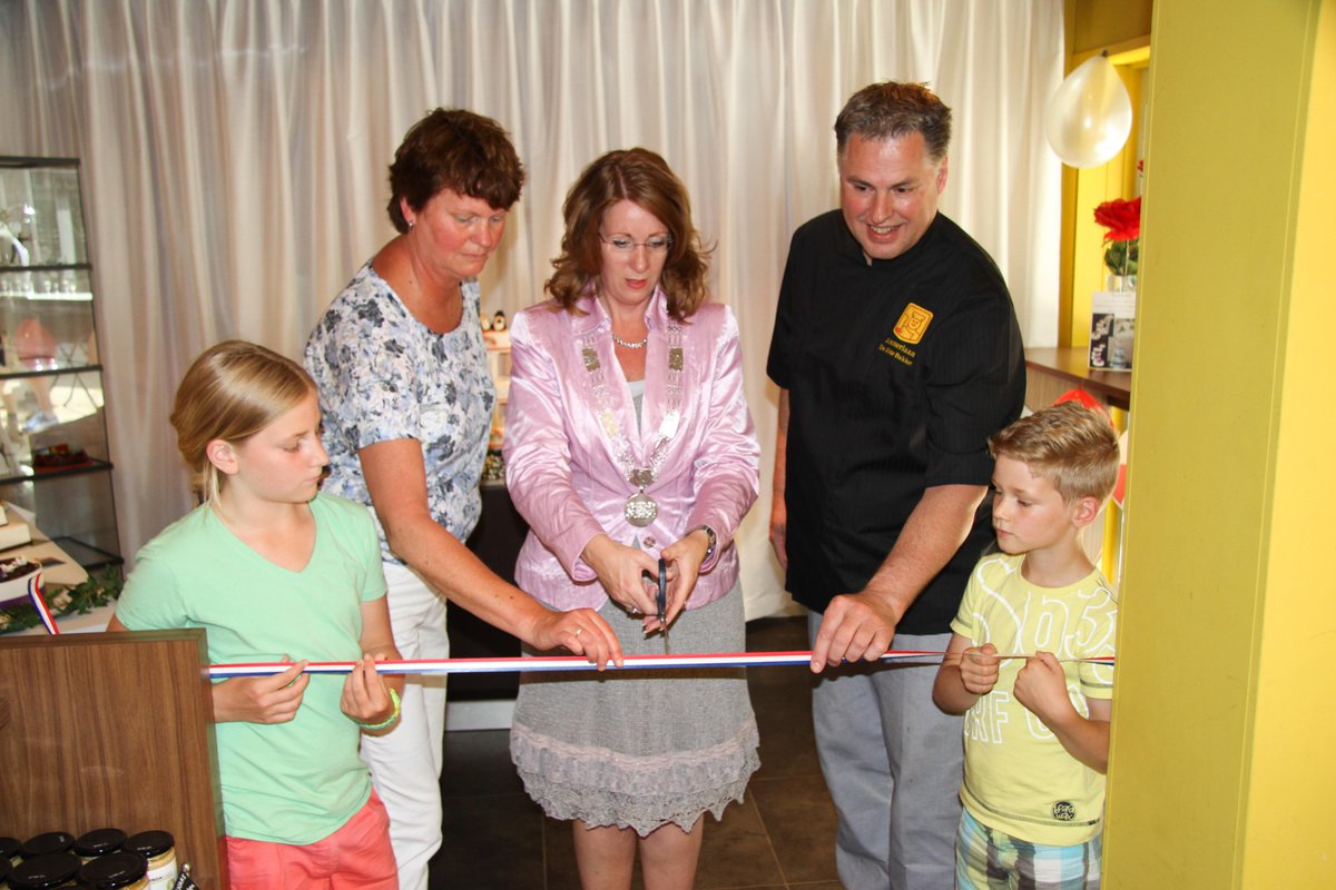 Zojuist de officiële opening van onze bruidstaartenwinkel gehad met 
<a href="/CarlaBreuer/">Carla Breuer 🌷</a>. Kijk op bruidstaartenwinkel.com