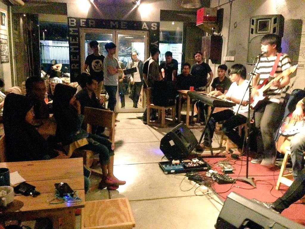 Having a great time here with all of you, earFriends!! #earHouse