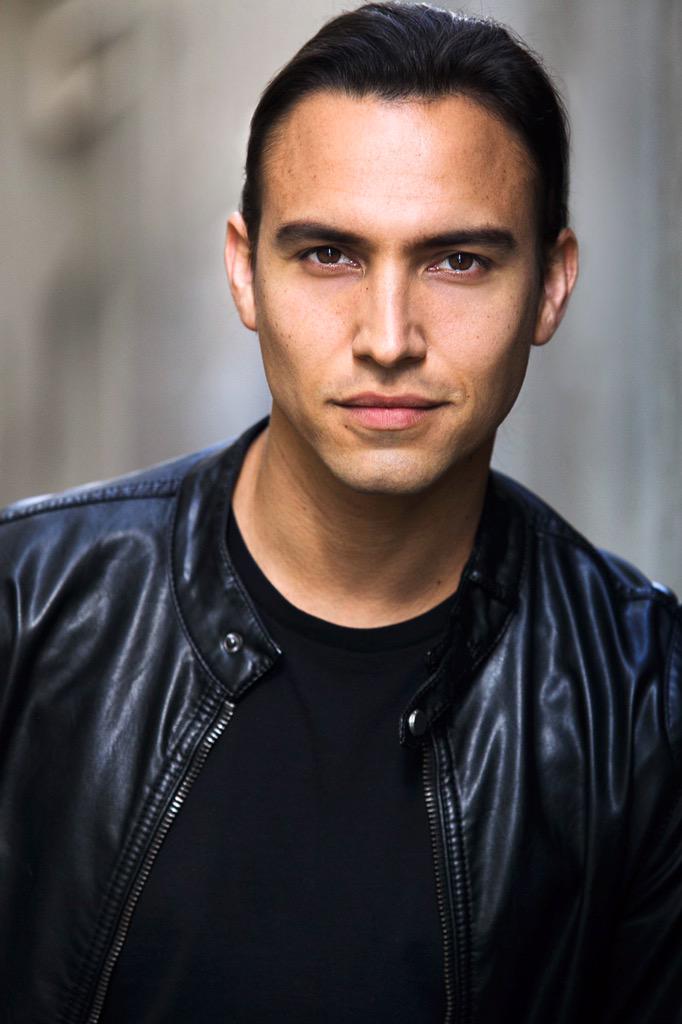 GustavoVCarr's tweet photo. #newpics #2015 #readysetplay #timetoshine #lauraburkephotography #manbun #men #actor #triplethreat http://t.co/33gPvj8sHW