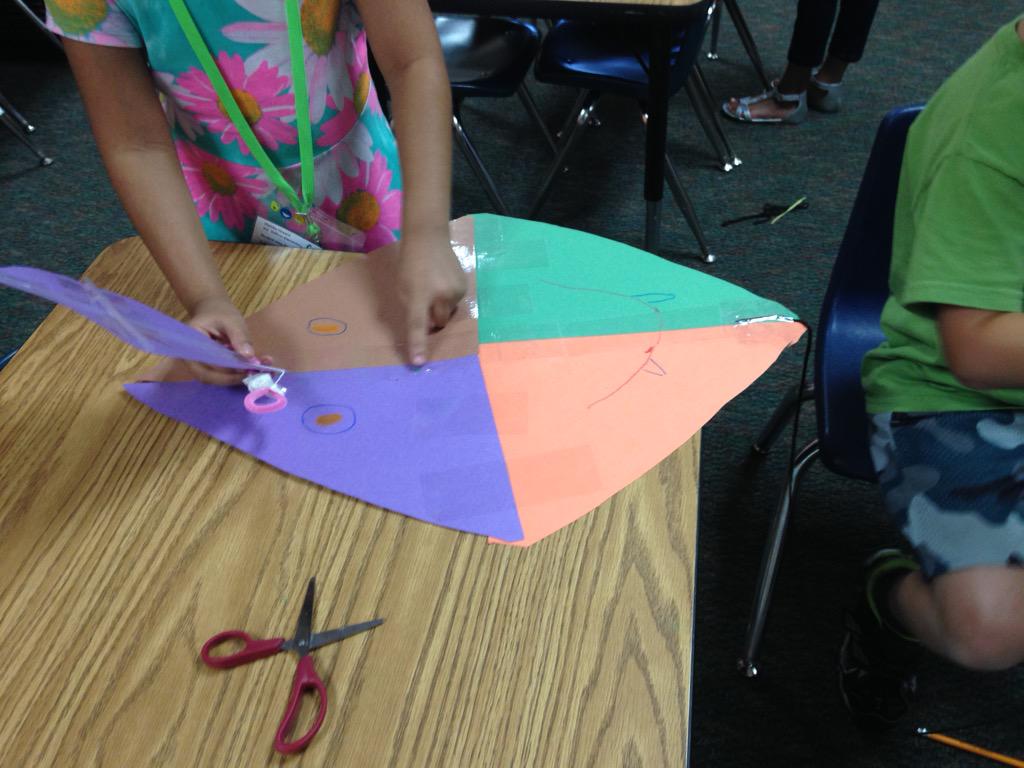dshelto1's tweet photo. Kindergarten STEM building kites! #PISDPEPII http://t.co/KR2MdrRsyK