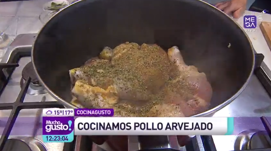 MuchoGustoMEGA's tweet photo. ¡Para chuparse los dedos! Cocinamos un exquisito pollo arvejado en Mucho Gusto. http://t.co/KmWsb7OnBz