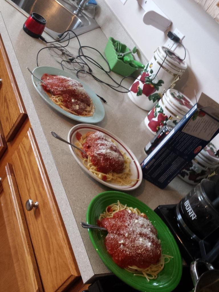 a_gray22's tweet photo. Chicken parm #ChefAustin http://t.co/8qpVMHCt90