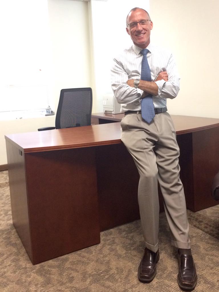 Moundbuilders's tweet image. Pres. Brad Andrews took a break from moving in his new office for a pic. Welcome to #BuilderNation!