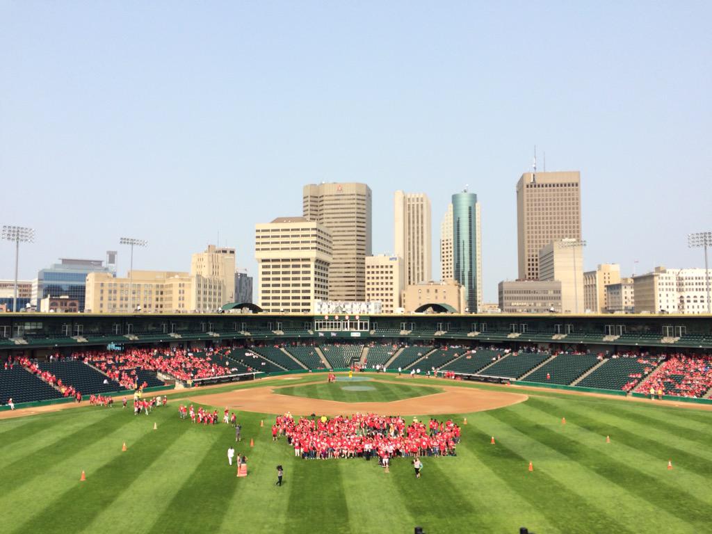 DowntownWpgBIZ's tweet photo. This #CanadaDay Living Flag is coming together, #Winnipeg! Will it be the biggest?! #StrongProudFree #cdlfwpg http://t.co/7rReeGQhyk