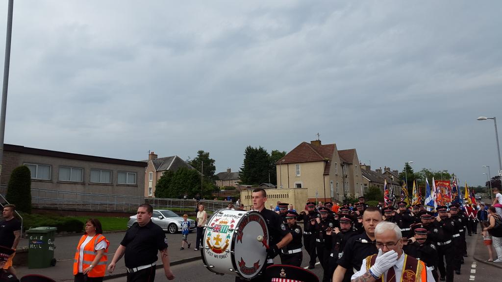 s88wfb's tweet photo. @ammfb1988 great parade tonight. Very well organised. Use did our fallen proud. #lestweforget http://t.co/WkIFTXd72n