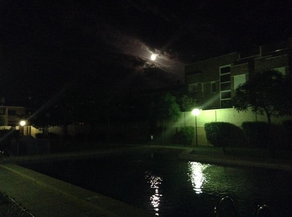 LuisMgFernandez's tweet photo. La luna se pasea por Albacete @masquealba @claudefdez http://t.co/EU1RTsqAAu