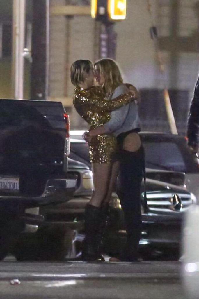 MileyCyrus_es's tweet photo. Con estas imágenes, se confirma la relación entre @MileyCyrus y el ángel de Victoria Secret; Stella Maxwell! http://t.co/MWJNqjq9ho