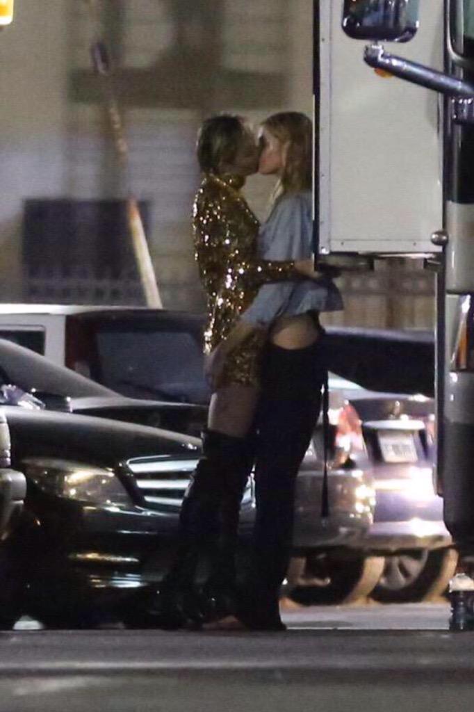 MileyCyrus_es's tweet photo. Con estas imágenes, se confirma la relación entre @MileyCyrus y el ángel de Victoria Secret; Stella Maxwell! http://t.co/MWJNqjq9ho