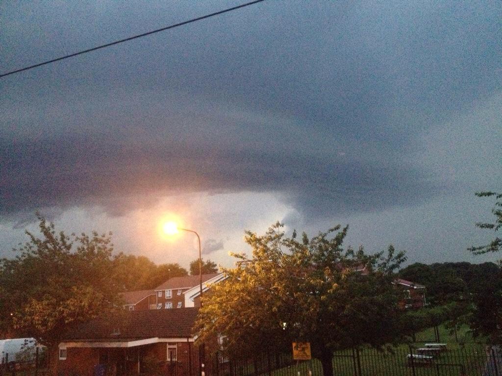 UKWeatherLive's tweet photo. Supercell has developed near Manchester! Incredible structure! Large hail and tornadoes both a threat http://t.co/lDa28mNMB7