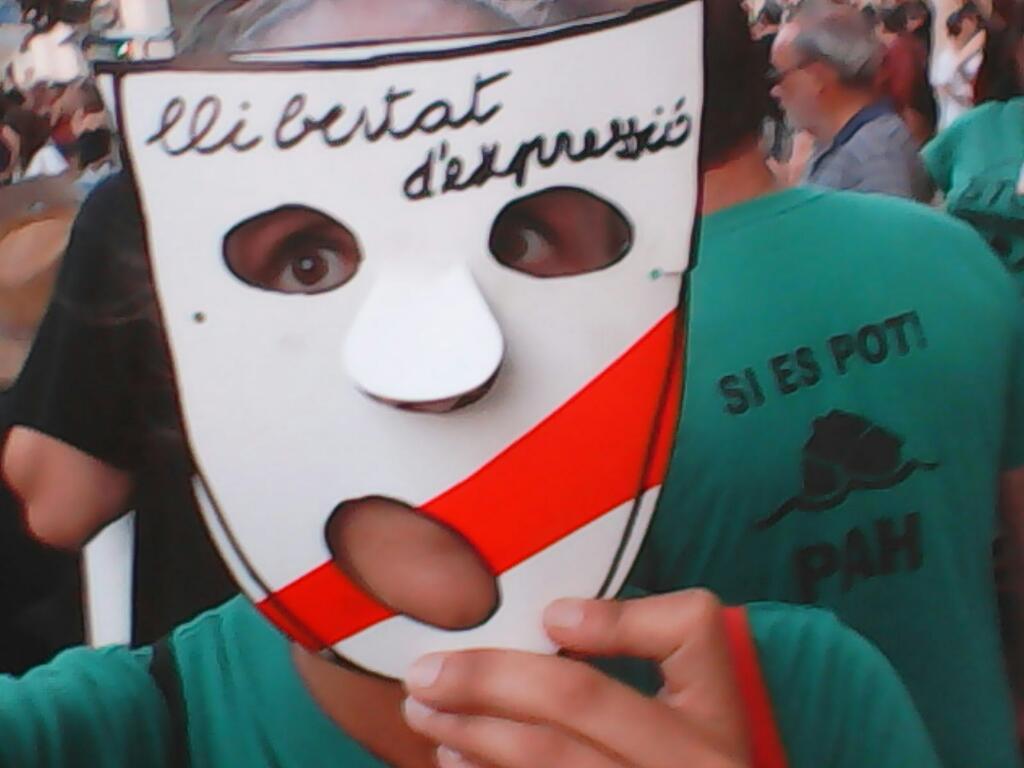 PAH_Valencia's tweet photo. PAH Valencia dijo, dice y seguirá diciendo #NoLeyMordaza x una Valencia #SenseMordassas @CleliaVirginiaR @pah_dolores http://t.co/fpbwPDPOzk